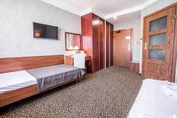 Фото номера Стандартный трехместный номер Отель Hotel Diament Vacanza Katowice - Siemianowice г. Семяновице-Слёнске 2