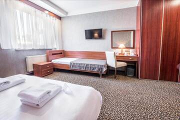 Фото номера Стандартный трехместный номер Отель Hotel Diament Vacanza Katowice - Siemianowice г. Семяновице-Слёнске 3